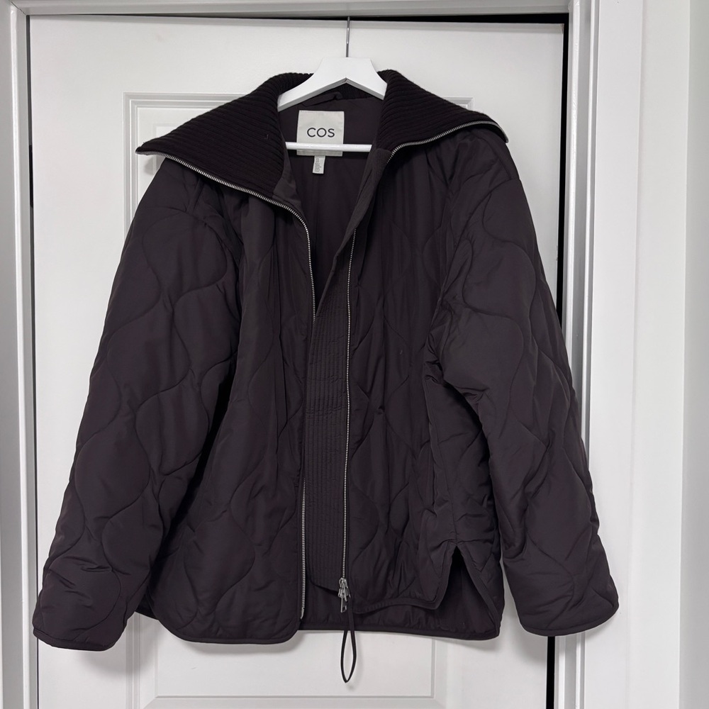 COS oversized knitted collar quilted jacket in brown/burgundy - Picture 2 of 3